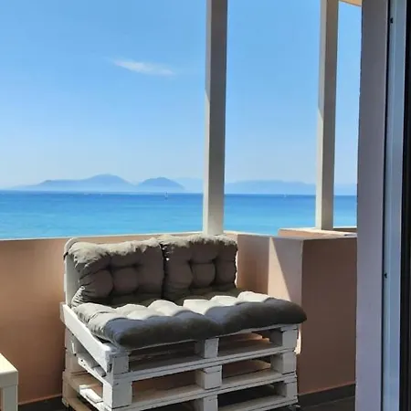 Apartment Maistros Seafront Pondi